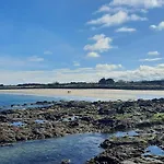 6/7 Personnes, à 900 M De La * Réville