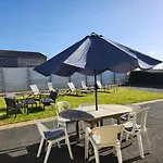6/7 Personnes, à 900 M De La *